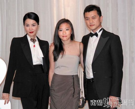 窦靖童与王菲、李亚鹏2013年时出席活动公开亮相。 窦靖童与王菲、李亚鹏2013年时出席活动公开亮相。