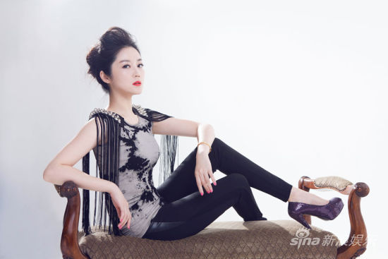 张笛气质写真大片 典雅清丽笑容可人