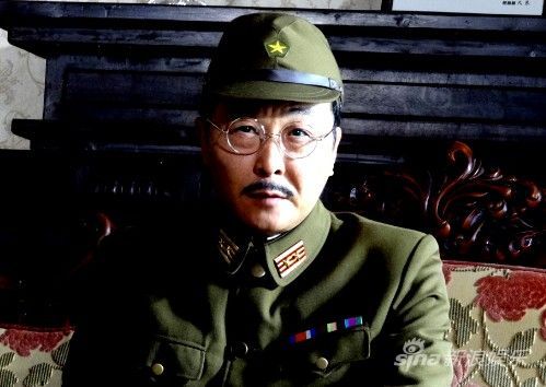 《虎口拔牙》钱波变身机关长