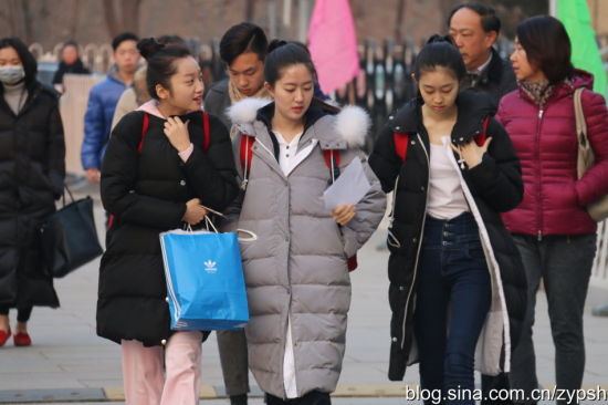 实拍:北京电影学院艺考帅哥美女难寻