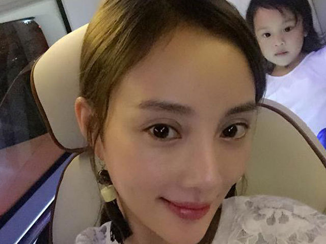 李小璐晒与甜馨合照