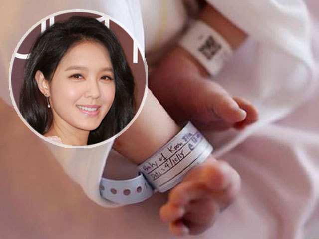 官恩娜当妈晒宝宝脚丫