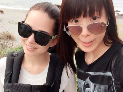 昆凌背女儿出游看海