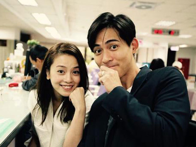 周渝民晒合影宣布结婚