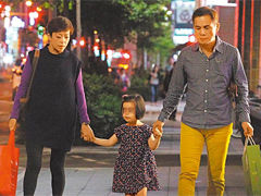 罗大佑一家三口外出