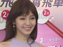 侯佩岑上演制服诱惑