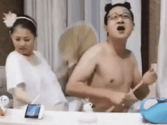 梅婷夫妻搞怪浴缸划船