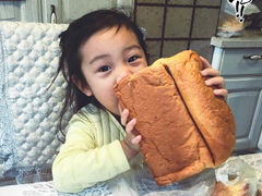 甜馨霸气开啃大面包