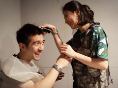 贾静雯为夫剃发送告白