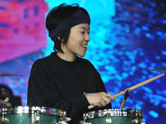 窦靖童打架子鼓唱儿歌