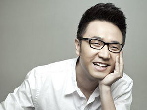 王铮亮喜得爱女重6斤4