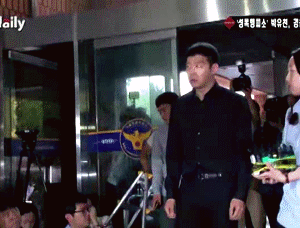 朴有天亮相首尔江南警