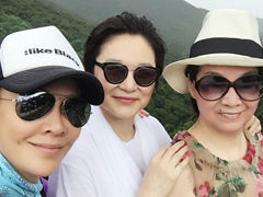 刘嘉玲晒和林青霞合影