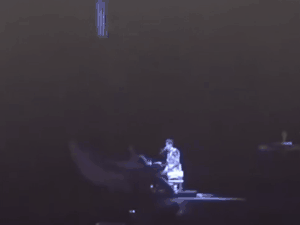 杰伦演唱会现场祝福女