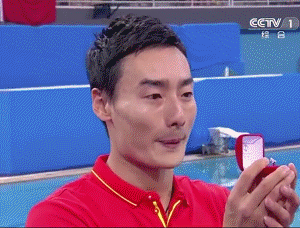 奥运颁奖现场秦凯向何