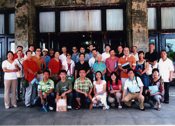 2007年,长影译制片演员与中国配音网的网友们合影留念