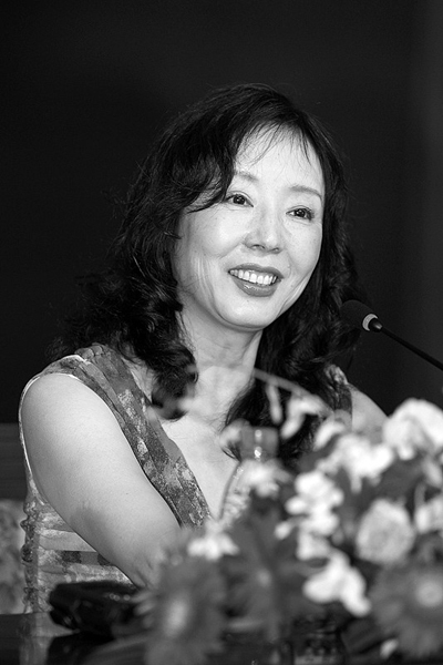 严歌苓否认获"诺奖" 始作俑者张一一默认炒作