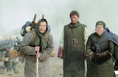 剧中逃荒的人们