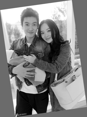 霍思燕产后与老公杜江,新生儿子一起拍全家福.