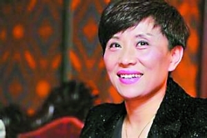 面对记者的镜头,不上妆的吴凤花脸黑一块青一块,像是卸妆不净.