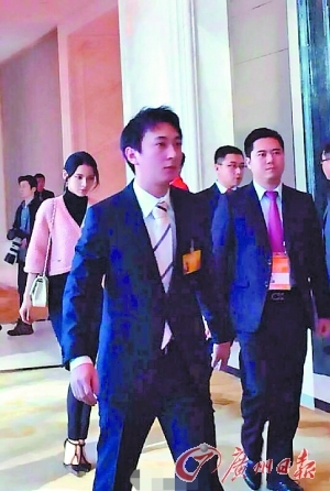 张予曦曾被拍坐王思聪大腿 微博爱晒名包|张予