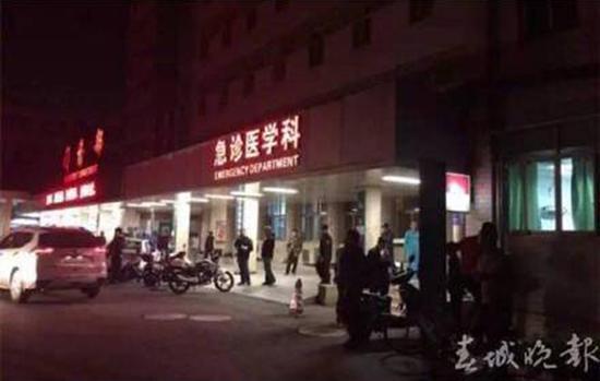 90后女艺人腿腿同男友探病途中被刺死，该不该怪她男友？