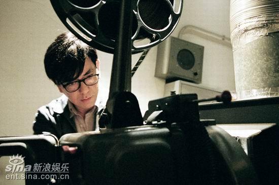 资料图片：《老港正传》剧照-黄秋生专注放映机