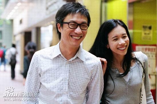 资料图片：《老港正传》剧照-小情侣牵手逛街