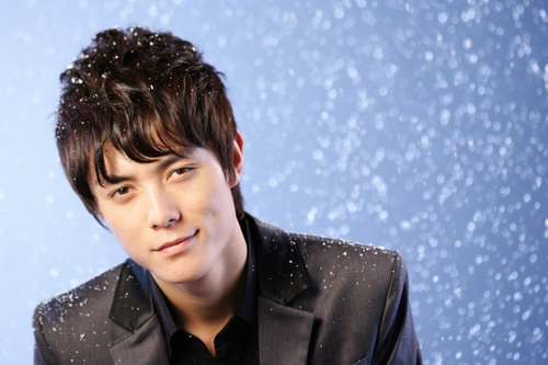 资料图片:2007年加油好男儿十强选手张超写真