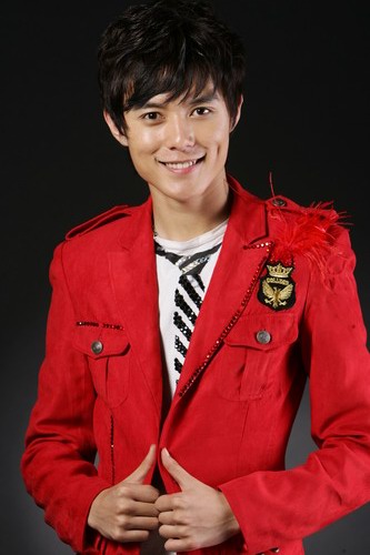 资料图片:2007年加油好男儿十强选手张超写真