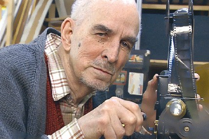 资料图片:瑞典大师英格玛-伯格曼与放映机