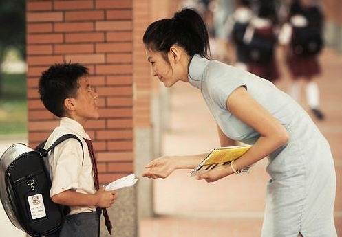 资料图片:《长江七号》剧照-徐娇和老师张雨绮