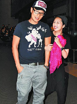 杨千嬅(右)与丁子高密婚被踢爆后,常高调现身秀甜蜜