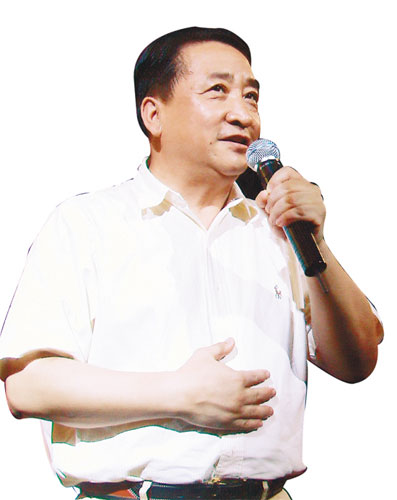 姜昆看养子演出 解剖相声现状:难的是创作(图)