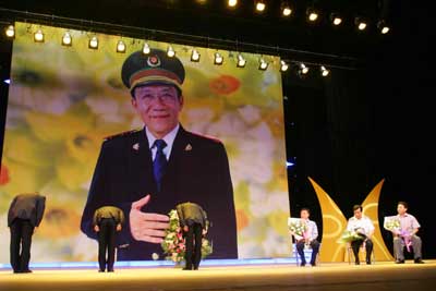纪念侯耀文艺术成就展演 仨徒弟对着遗像拜师