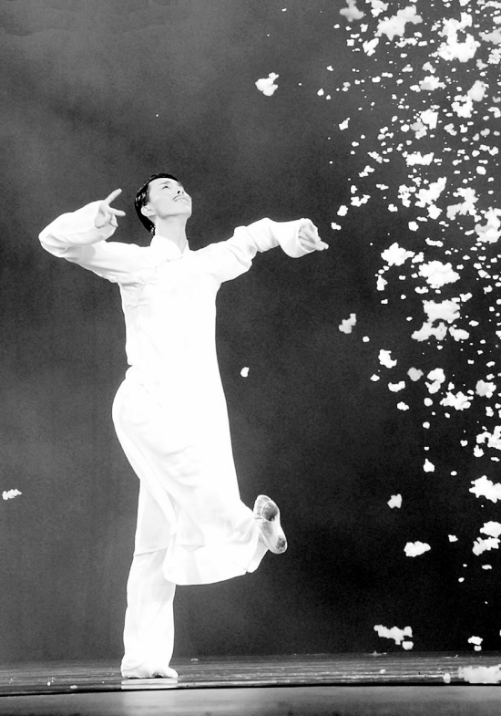 董华兴独舞《雪·梅兰》 舞蹈再现梅兰芳