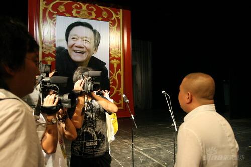 郭德纲演出悼念师父 直面敏感话题毫不回避(图)