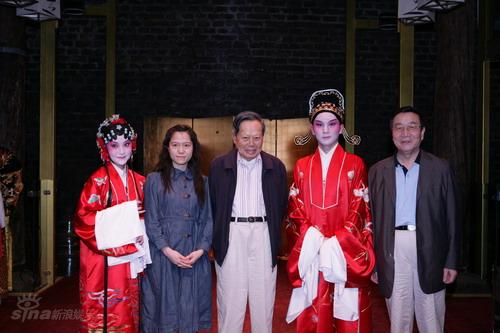 资料图片:《牡丹亭》名人合影-杨振宁夫妇和故