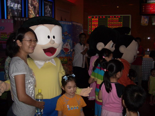 资料图片:哆啦A梦2007主题乐园-游人开心玩耍