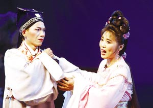 黄梅歌后吴琼访严凤英旧居与戏迷亲密合影(图)