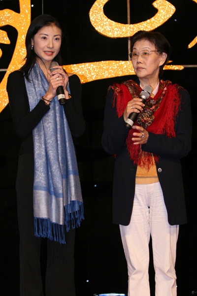 芭蕾皇后谭元元抵京 与谭迷《鹊桥》相会(组图