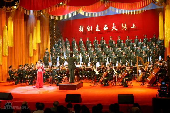 的旗帜高高飘扬》系列演出-我们走在大路上演