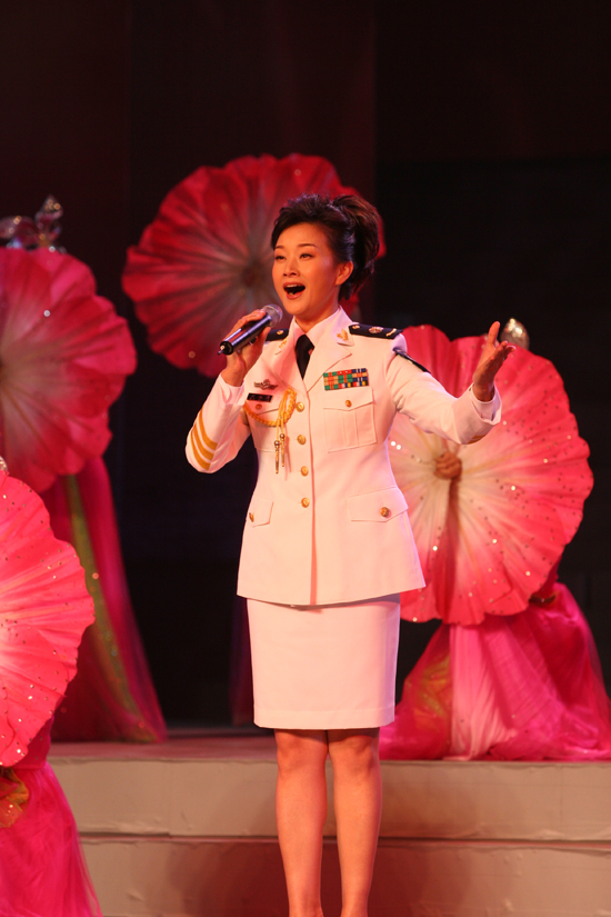 情景歌舞报告剧《忠诚》 海军明星向十七大献