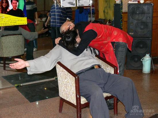 李琦给年轻演员演示吻戏