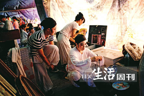2009年6月29期,群艺越剧团下乡演出,演员们在后台忙着装束(蔡小川 摄)