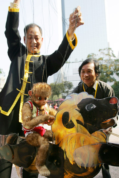 11月5日,在首届上海国际木偶艺术节上,来自福建泉州的木偶"孙猴"骑在