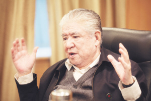 李默然:话剧演员收入太低