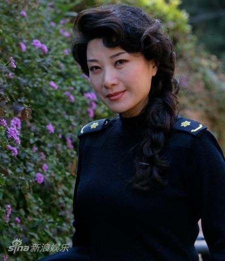 话剧《秋瑾》8日杭州首演 王静到英雄墓前献花