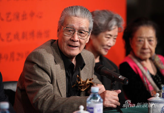《谁在舞台中央》首发 蓝天野濮存昕签售
