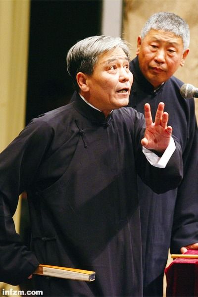 马志明(前)和搭档黄族民在“老骥新驹”马氏相声专场上表演。